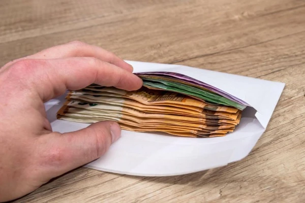 Policists piestrādājis par uzņēmēju un darbiniekiem ilgstoši maksājis «aplokšņu algas»