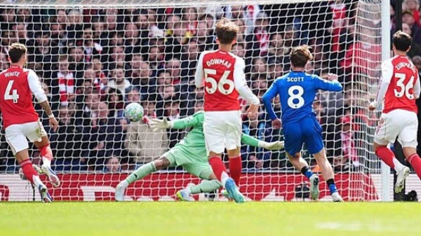 Mančestras «City» futbolisti svarīgā cīņā pārspēj «Arsenal»