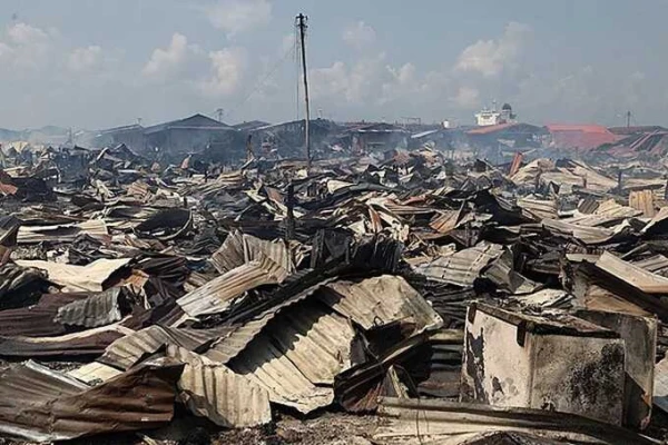 Ugunsgrēkā Malaizijā nodegušas ap 1000 māju