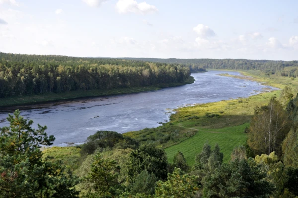 Kontrabandisti cigaretes pludina pa Daugavu traktora riepās