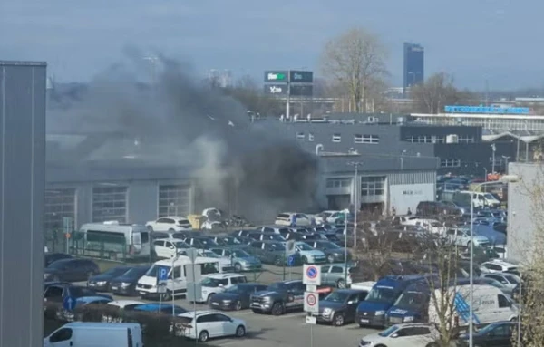 Rīgā neliela ugunsgrēka dēļ no servisa ēkas evakuējušies 100 cilvēki