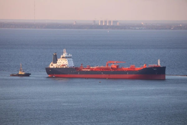 Pēc soda naudas samaksāšanas Marseļu pametis ar Krieviju saistīts tankkuģis