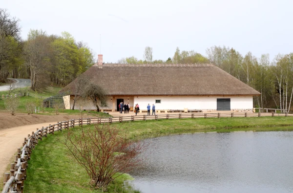 Sestdien Turaidas muzejrezervātā varēs apgūt adatas pinuma tehniku un uzzināt par siena vākšanas rīkiem