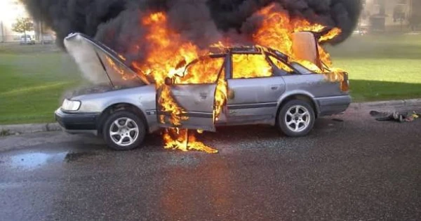 Nakts laikā uzņēmuma stāvlaukumā sadeg divi auto un piekabes: zaudējumi sasniedz ap 75 000 eiro