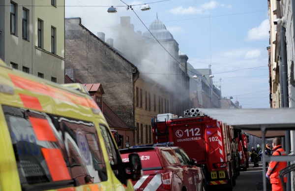 Plaši glābēju spēki devušies dzēst ugunsgrēku dzīvojamā mājā Bruņinieku ielā