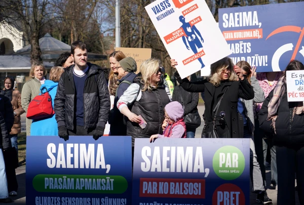 Piketā vairāki desmiti cilvēku pieprasa 1. tipa diabēta pacientus nodrošināt ar sensoriem un insulīna sūkņiem