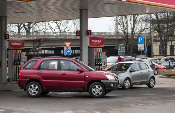 Valdība atbalsta solidaritātes maksājuma ieviešanu degvielas tirgotājiem