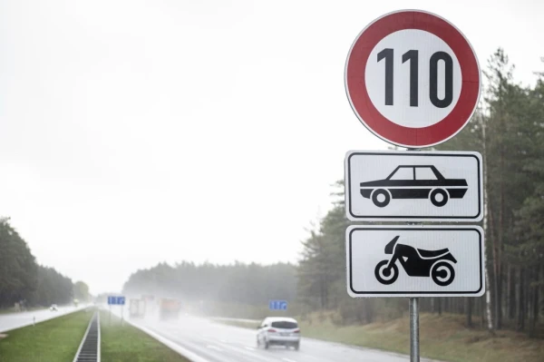 Atsevišķos valsts autoceļu posmos no trešdienas palielinās maksimāli atļauto braukšanas ātrumu