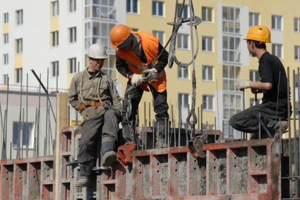 Būvniecībā nodarbinātajiem par virsstundu darbu no augusta maksās 50% no algas