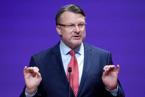 Aptauja: Šlesers - populārākais premjera kandidāts