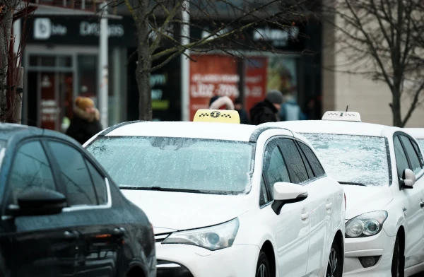 Pirmdien taksometru vadītāji protesta akcijā slēgs Rīgas, Daugavpils un Jelgavas centrus
