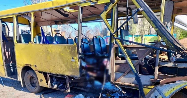 Ukrainā krievu lidrobota uzlidojumā satiksmes autobusam trīs nogalinātie