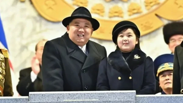 Dienvidkorejas izlūkdienests: Ziemeļkorejas līdera pusaugu meitu var uzskatīt par viņa mantinieci
