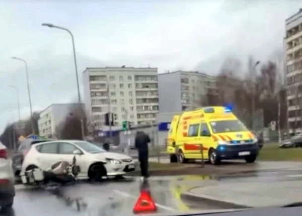 Rīgā notikusi vieglās automašīnas un motocikla sadursme