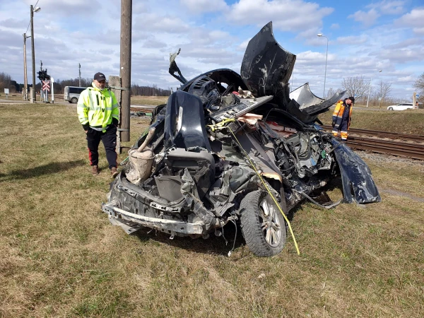 Daugavpilī uz dzelzceļa pārbrauktuves auto pakļūst zem vilciena
