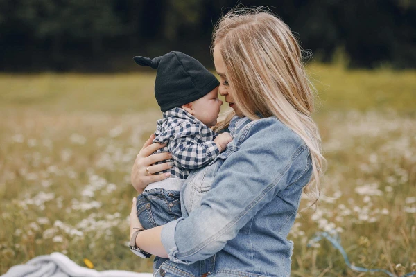 Rīgā dzīvojošiem vecākiem mazuļa pirmajā dzīves gadā pieejams bezmaksas pieredzējušu PEP mammu atbalsts