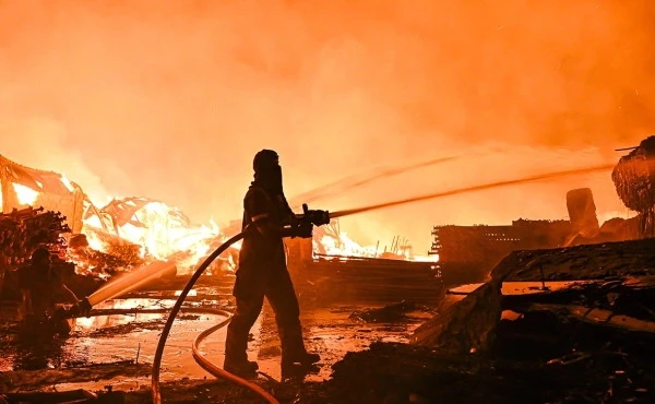 Irānas dronu uzbrukumā Kuveitas lidostai aizdegušās degvielas tvertnes