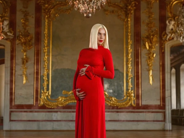 Samanta Tīna dzimšanas dienā paziņo par gaidāmo bērniņu