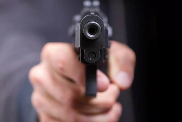 Valmieras novadā vīrietis draudējis sievietei ar šaujamierocim līdzīgu priekšmetu