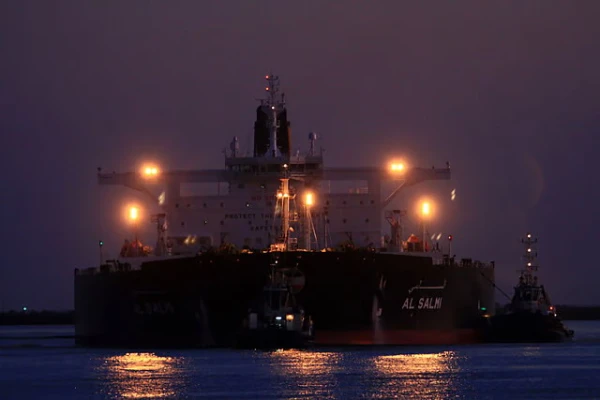 Irānas uzbrukums izraisa ugunsgrēku uz Kuveitas naftas tankkuģa Dubaijas ostā