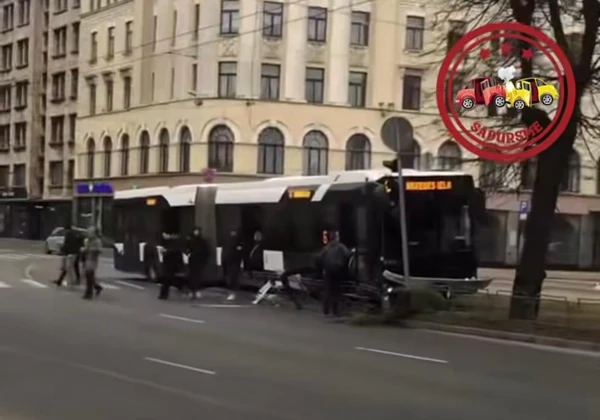 Satiksmes autobusa avārijā pretī Ministru kabinetam cietis šoferis