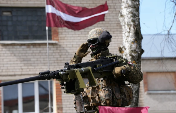 Izsludina likuma grozījumus par 5% no IKP tēriņiem aizsardzībai no 2027. gada