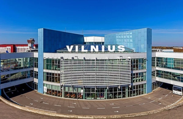 Kontrabandas balonu no Baltkrievijas dēļ uz stundu bijusi apturēta lidmašīnu nolaišanās Viļņas lidostā