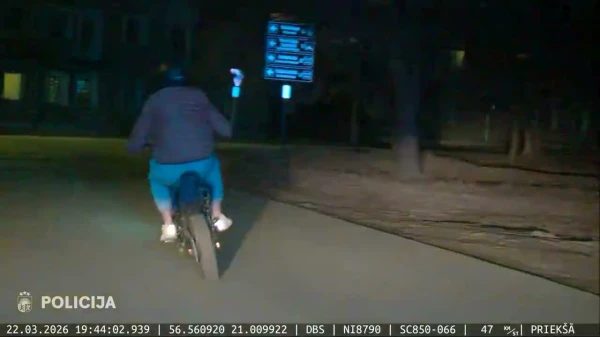Liepājā pusaudzis ar motociklu bēg no policijas