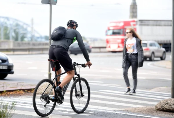 Noteikti stingrāki nosacījumi velosipēdistiem un elektroskrejriteņu vadītājiem