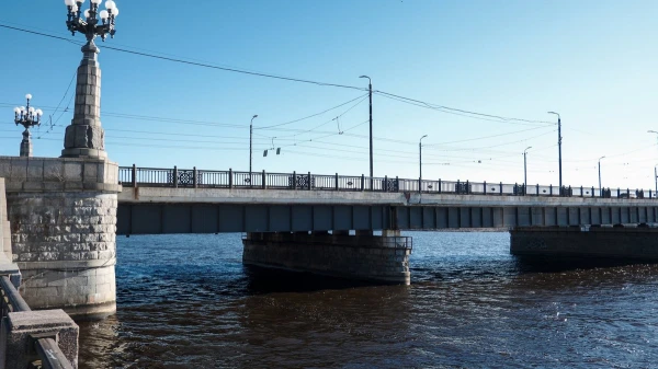 Daugavas apkārtnē turpina meklēt, iespējams, upē no Akmens tilta iekritušu cilvēku