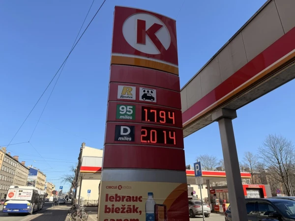 Rīgā un Viļņā dīzeļdegvielas cena sasniegusi divus eiro par litru