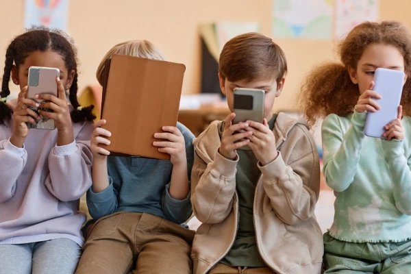 ES līderi apņemas turpināt strādāt pie minimālā vecuma sociālo tīklu lietotājiem noteikšanas