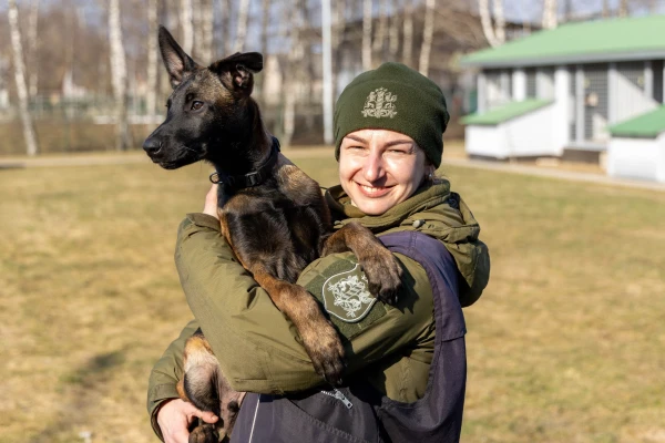 Valsts robežsardzes koledžā apmāca trīs jaunus topošos dienesta suņus