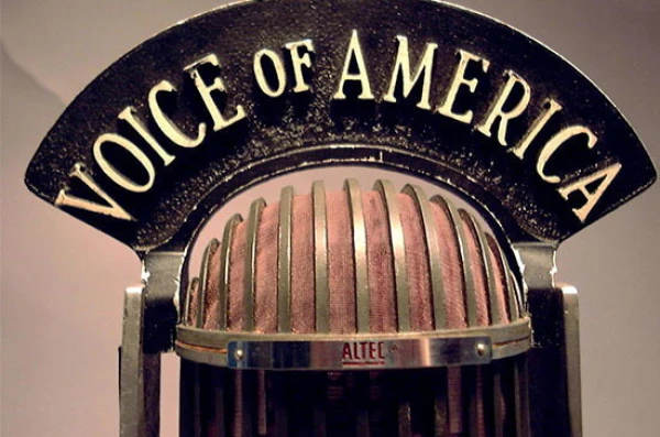 Tiesnesis liek Trampa administrācijai atjaunot darbā «Amerikas Balss» darbiniekus