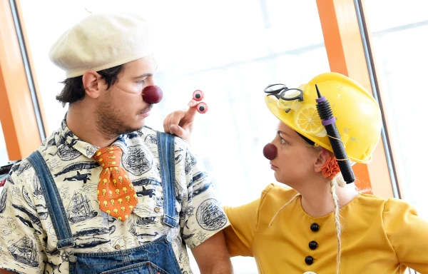 Dakteri klauni sākuši pilotprojektu darbā ar senioriem