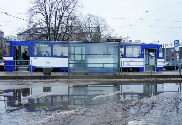 Rīgas pašvaldība plāno par vairāk nekā miljonu eiro iegādāties 59 sabiedriskā transporta nojumes