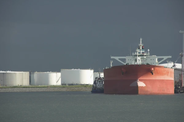 ASV uz laiku atļauj pirkt tankkuģos esošo Krievijas naftu