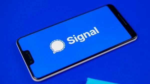 Krāpnieki mēģina iegūt piekļuvi «Signal» lietotāju kontiem