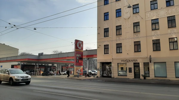 Latvijā dīzeļdegvielas vidējā cena pagājušajā nedēļā palielinājās par 15,8%, bet benzīna - par 5,4%