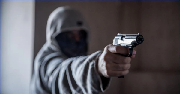 Policija aiztur 2006. gadā dzimušu jaunieti aizdomās par divām laupīšanām