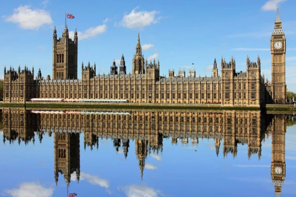 Lielbritānijas parlaments noraida sociālo tīklu aizliegumu nepilngadīgajiem