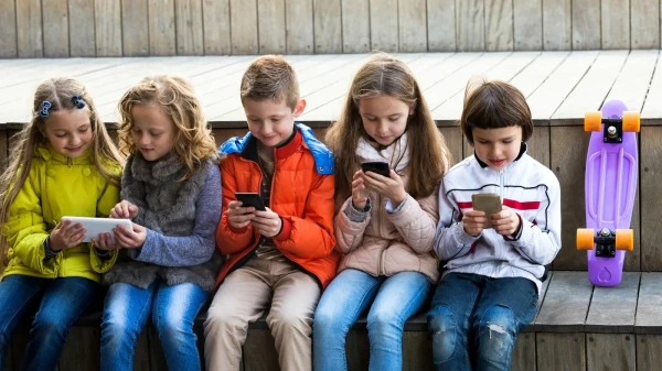 JV aicina noteikt stingrākus ierobežojumus bērnu sociālo mediju lietošanai un bērniem nepiemērotam saturam internetā