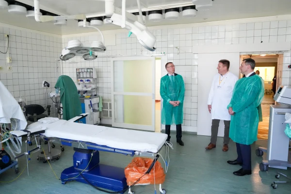 Rinkēvičs ar RAKUS vadītāju pārrunā jaunā Plaušu veselības un infekciju slimību korpusa būvniecības gaitu