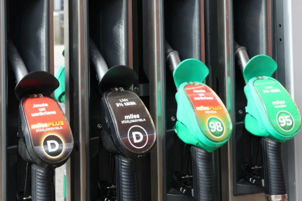 Latvijas televīzija: Naftas cenu kāpums pasaules tirgos jūtams arī Latvijā