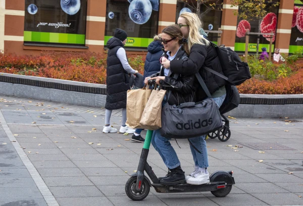 Policija skolēnu brīvlaikā pastiprināti kontrolēs mikromobilitātes rīku izmantošanu