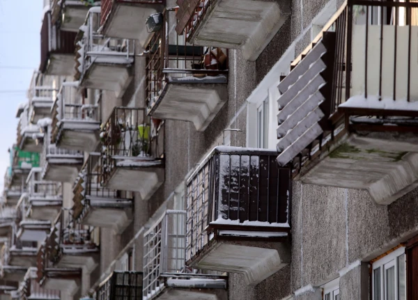 Rīgā vīrietis piekauj un izmet no ceturtā stāva balkona savu 76 gadus veco māti