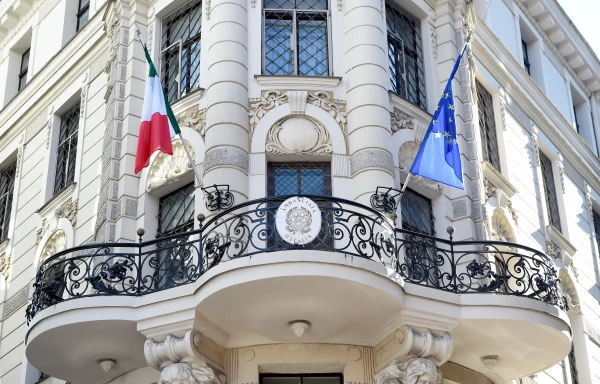 VNĪ ar 2,71 miljona eiro sākumcenu atkārtoti plāno izsolīt Vecrīgas ēku ar trīs atlantu skulptūru