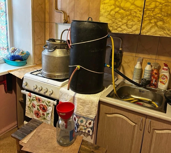 Valmierā kratīšanā izņem brāgu, degvīnu un nelegālās cigaretes