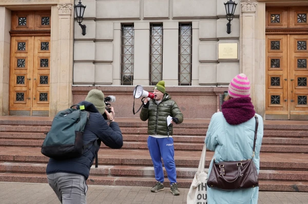 «Baiba neesi netīra grīdas lupata!» - protestā pie ĀM prasa nosodīt ASV un Izraēlas agresiju