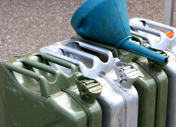 Degvielas tirgotāji: Konflikts Tuvajos Austrumos varētu pakāpeniski sekmēt degvielas cenu kāpumu Latvijā